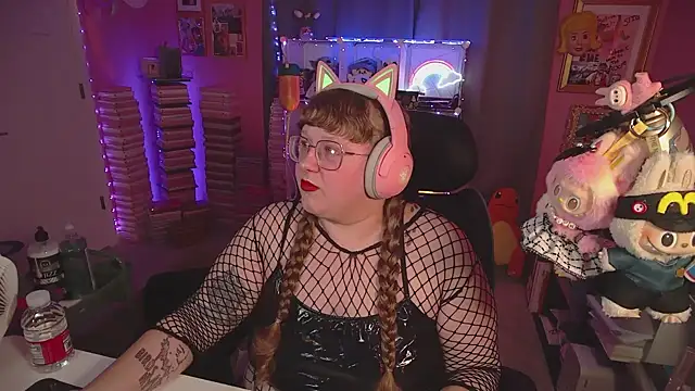 Snapshot of FatVeronica chatting on 06.18.26 FatVeronica online show from 06.18.26