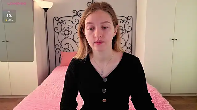 Snapshot of Ksuhesa chatting on 10.17.25 Ksuhesa online show from 10.17.25