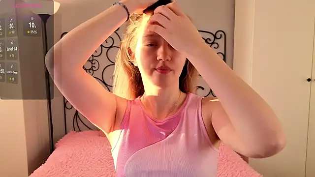 Snapshot of Ksuhesa chatting on 10.24.25 Ksuhesa online show from 10.24.25