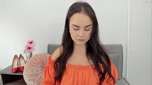 Snapshot of KendalNew chatting on 10.28.25 KendalNew online show from 10.28.25