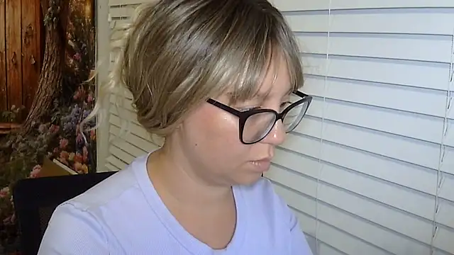 Snapshot of Paisleehaze chatting on 05.24.26 Paisleehaze online show from 05.24.26