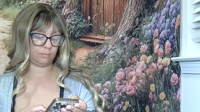 Snapshot of Paisleehaze chatting on 06.17.26 Paisleehaze online show from 06.17.26