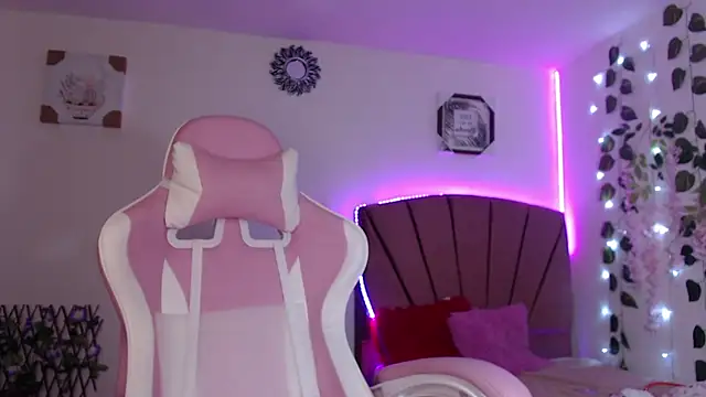 Snapshot of GabyVandriel chatting on 12.10.24 GabyVandriel online show from 12.10.24