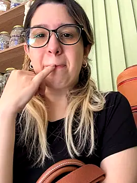 Snapshot of amooraaamoon chatting on 10.16.25 amooraaamoon online show from 10.16.25