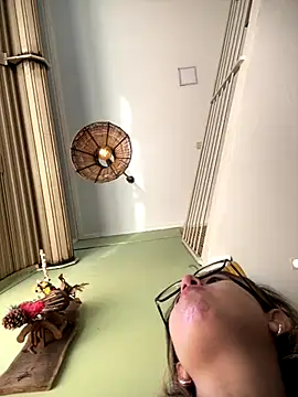 Snapshot of amooraaamoon chatting on 10.17.25 amooraaamoon online show from 10.17.25