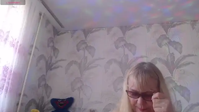 CamDiva113 online show from 04.17.26