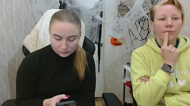 Snapshot of ElenaMaeer chatting on 11.01.25 ElenaMaeer online show from 11.01.25