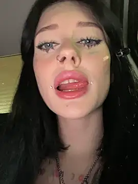Snapshot of Melissa_crazy chatting on 12.21.24 Melissa crazy online show from 12.21.24