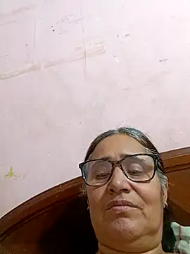 Snapshot of _candi chatting on 02.20.25 candi online show from 02.20.25