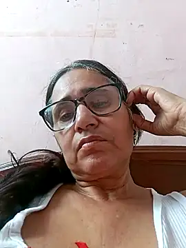 Snapshot of _candi chatting on 03.03.25 candi online show from 03.03.25