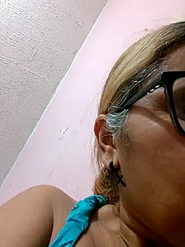 Snapshot of _candi chatting on 09.25.25 candi online show from 09.25.25