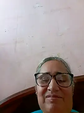 Snapshot of _candi chatting on 10.05.25 candi online show from 10.05.25