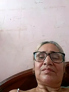 Snapshot of _candi chatting on 10.08.25 candi online show from 10.08.25