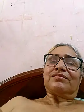 Snapshot of _candi chatting on 10.28.25 candi online show from 10.28.25