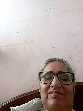 Snapshot of _candi chatting on 11.04.25 candi online show from 11.04.25