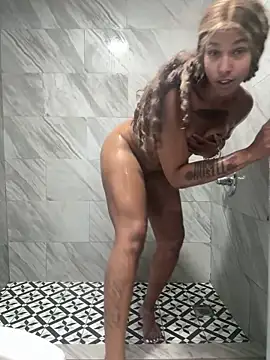 Snapshot of slimerlla chatting on 12.21.25 slimerlla online show from 12.21.25