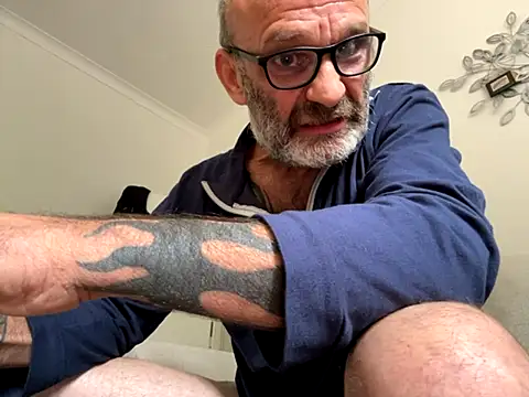 Snapshot of Shyboy817 chatting on 09.16.25 Shyboy817 online show from 09.16.25