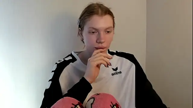 Snapshot of StellaDavis chatting on 11.03.25 StellaDavis online show from 11.03.25