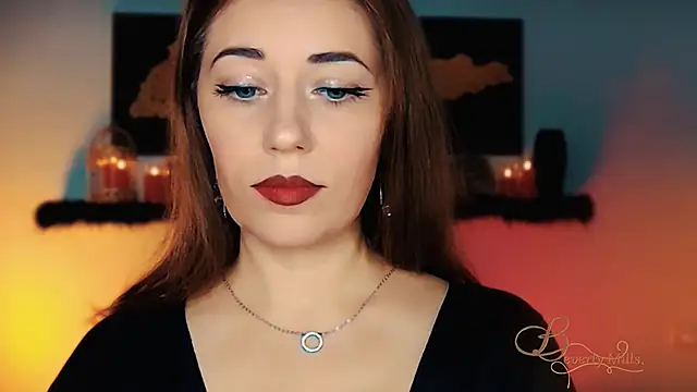 Snapshot of MissBeverlyMills chatting on 11.06.25 MissBeverlyMills online show from 11.06.25