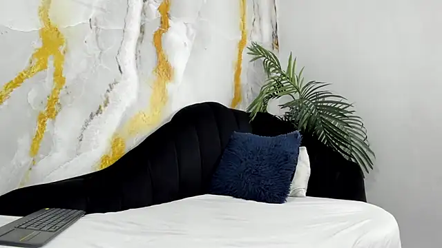 Snapshot of andrew_rose_ chatting on 09.30.25 andrew rose online show from 09.30.25