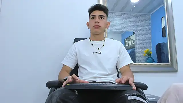 Snapshot of andrew_rose_ chatting on 10.04.25 andrew rose online show from 10.04.25