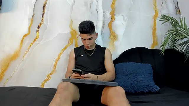 Snapshot of andrew_rose_ chatting on 10.04.25 andrew rose online show from 10.04.25