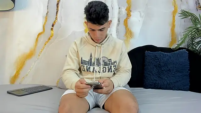 Snapshot of andrew_rose_ chatting on 10.06.25 andrew rose online show from 10.06.25