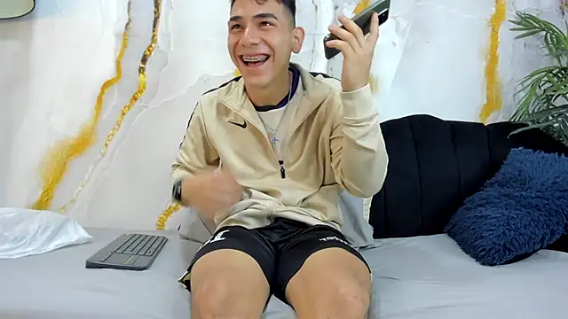 Snapshot of andrew_rose_ chatting on 10.07.25 andrew rose online show from 10.07.25