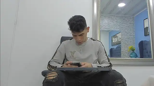 Snapshot of andrew_rose_ chatting on 10.09.25 andrew rose online show from 10.09.25