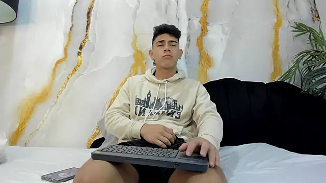 Snapshot of andrew_rose_ chatting on 10.11.25 andrew rose online show from 10.11.25