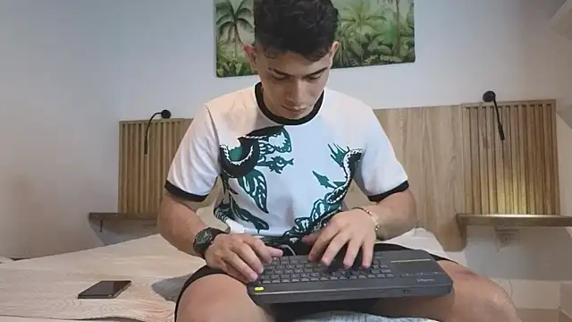 Snapshot of andrew_rose_ chatting on 10.20.25 andrew rose online show from 10.20.25