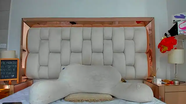 Snapshot of emilyparkerr01 chatting on 10.10.25 emilyparkerr01 online show from 10.10.25