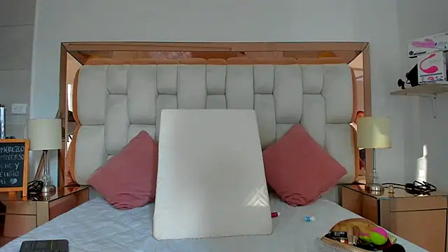 Snapshot of emilyparkerr01 chatting on 10.27.25 emilyparkerr01 online show from 10.27.25