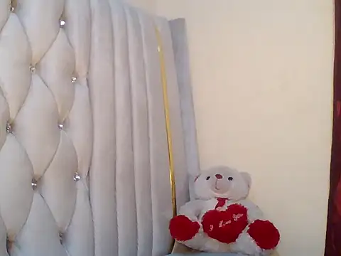 Snapshot of HOTBABE19 chatting on 10.17.25 HOTBABE19 online show from 10.17.25