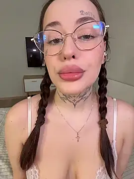 Snapshot of fuckdoll_18 chatting on 10.23.25 fuckdoll 18 online show from 10.23.25