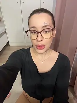 Snapshot of fuckdoll_18 chatting on 11.06.25 fuckdoll 18 online show from 11.06.25