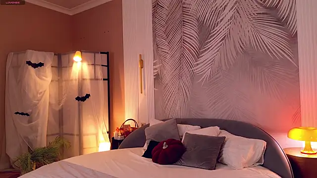 Snapshot of Miley_Smile chatting on 10.31.25 Miley Smile online show from 10.31.25