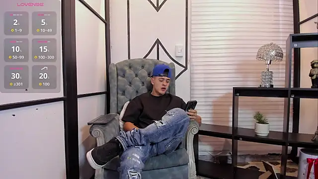 Snapshot of JuniorMorris_ chatting on 09.30.25 JuniorMorris online show from 09.30.25