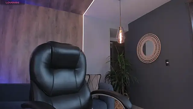 Snapshot of RoxanneHill_ chatting on 05.03.26 RoxanneHill online show from 05.03.26