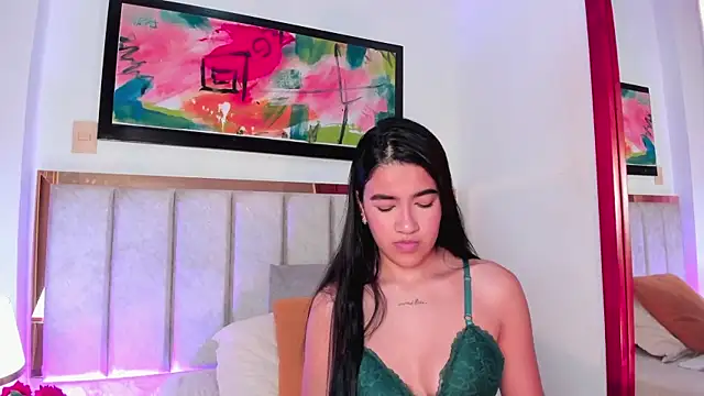 Snapshot of LeaahCarter chatting on 12.26.24 LeaahCarter online show from 12.26.24