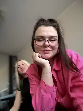 Snapshot of NikaMur chatting on 10.19.25 NikaMur online show from 10.19.25