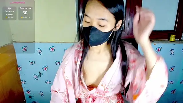 Snapshot of __Saphia__ chatting on 11.13.25 Saphia online show from 11.13.25