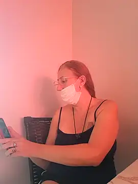 Snapshot of MILEIDE980 chatting on 10.05.25 MILEIDE980 online show from 10.05.25