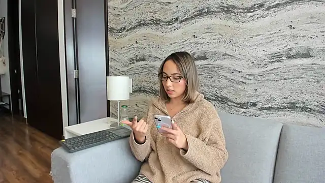 Snapshot of Sophi__a chatting on 03.05.25 Sophi a online show from 03.05.25