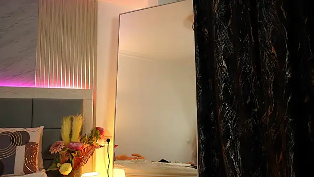 Snapshot of MiaCharm chatting on 10.30.25 MiaCharm online show from 10.30.25