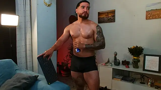 Snapshot of AndrewMartinez chatting on 10.04.25 AndrewMartinez online show from 10.04.25