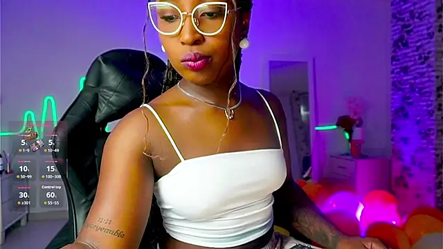 Snapshot of EmmaSanzz_ chatting on 09.23.25 EmmaSanzz online show from 09.23.25