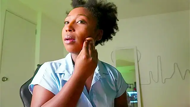 Snapshot of EmmaSanzz_ chatting on 09.29.25 EmmaSanzz online show from 09.29.25