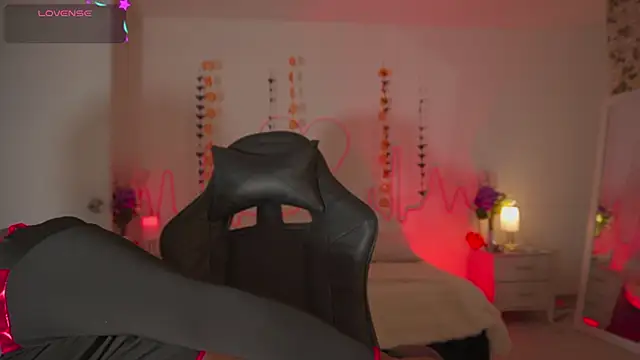 Snapshot of EmmaSanzz_ chatting on 10.19.25 EmmaSanzz online show from 10.19.25