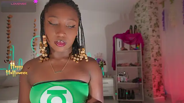 Snapshot of EmmaSanzz_ chatting on 10.28.25 EmmaSanzz online show from 10.28.25